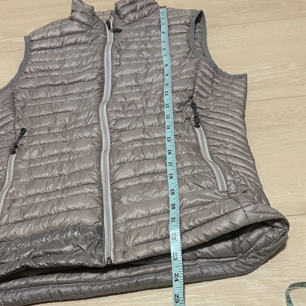 Patagonia Women's Silver Quilted Vest - Picture 6 of 7
